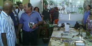 viceministro del MES en stand de Universidad de Holguín