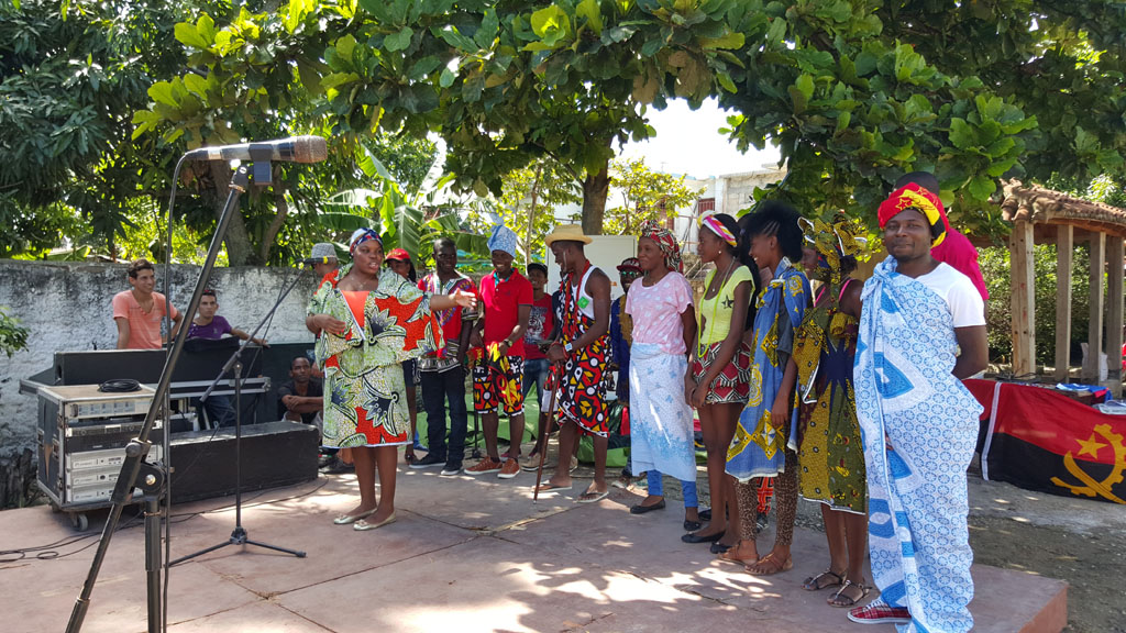 Exposición de trajes típicos, comida tradicional y espectáculo músico danzario de la cultura angolana. Desarrollado en Centro Cultural Casa del Taita, Casa del Teniente Gobernador, el 24 de octubre de 2015-UHO/Foto: Yaima Rodríguez Morales