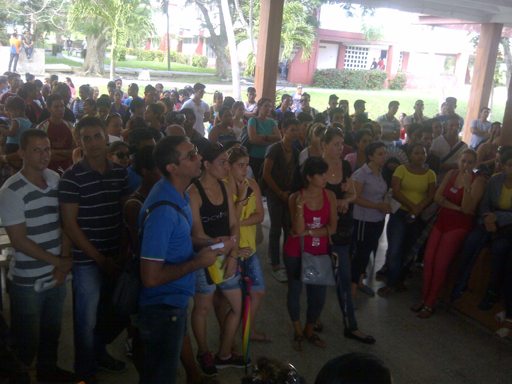 La Facultad de Ciencias Económicas y Administración (FACCEA) realizó la apertura oficial, este lunes, a sus Juegos Deportivos. Desarrollado en la Sede "Oscar Lucero Moya" el 09 de noviembre de 2015. UHO FOTO/Daniurka Parra Rojas