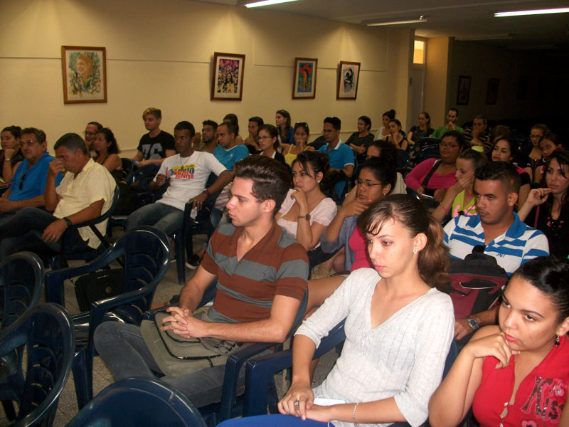Intercambio sobre periodismo joven en el marco del III Taller de Periodismo Irma Armas In Memoriam. Participan estudiantes y profesores con la presencia de Cristina Escobar, Livia Reyes y Ariel Terrero. Sede "Celia Sánchez Manduley". 4 de noviembre de 2015. UHO FOTO/Luis Ernesto Ruiz Martínez