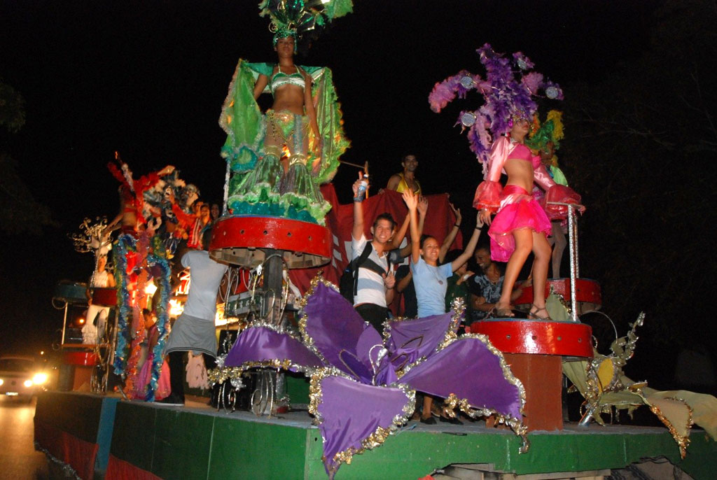 Carnaval Universitario en Holguín en saludo al 93 aniversario de la FEU. 16 de diciembre de 2015. UHO FOTO/Francisco Cordón González.