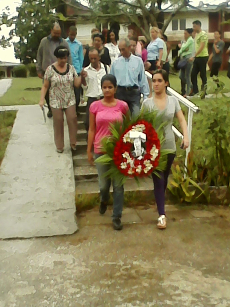 Con el tema Vivo en un país libre del cantautor Silvio Rodríguez, se invitó a estudiantes y profesores a depositar una ofrenda floral en la escultura que rinde honor al Mayor General. El emotivo encuentro culminó con un Viva Calixto García y Viva la Revolución Cubana pero con la certeza que es el inicio de un largo camino para la comunidad holguinera. Desarrollado en sede Celia Sánchez Manduley, el 11 de diciembre de 2015. UHO FOTO/Barbara Morán López