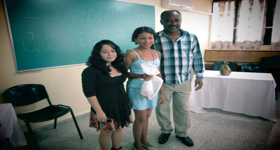 La Sociedad Cubana de Ciencias de la Información entregó el Premio Colateral al trabajo Multimedia Martí, diseños y productos de información a Beatriz Saborit Núñez y Heidi Mora Santisteban, del primer año del Curso Diurno. Desarrollado en sede Oscar Lucero Moya, el 11 de diciembre de 2015. UHO FOTO/Aracelys Escalona Tamayo