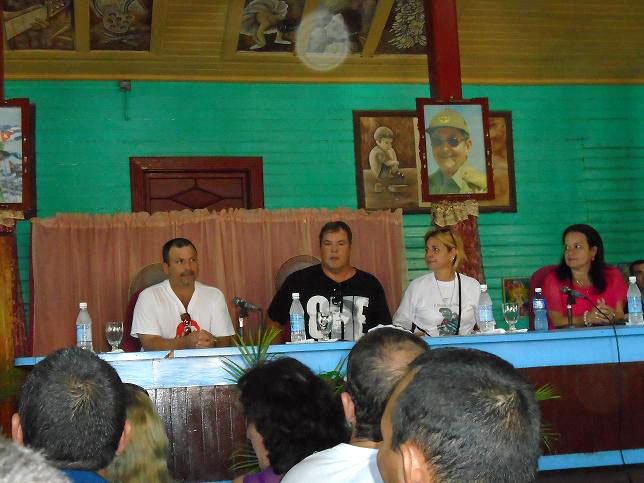 Recientemente, el municipio de Báguanos se vistió de júbilo por la presencia del Héroe de la República de Cuba, Ramón Labañino Salazar, acompañado de su esposa Elizabeth, y una decena de amigos representantes de diferentes Comités de Solidaridad con el mundo. Desarrollado en el municipio Báguano, el 02 de noviembre de 2015. UHO FOTO/Yosvanys González Murillo