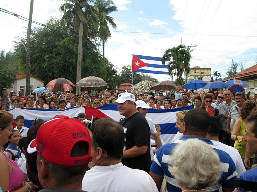 Recientemente, el municipio de Báguanos se vistió de júbilo por la presencia del Héroe de la República de Cuba, Ramón Labañino Salazar, acompañado de su esposa Elizabeth, y una decena de amigos representantes de diferentes Comités de Solidaridad con el mundo. Desarrollado en el municipio Báguano, el 02 de noviembre de 2015. UHO FOTO/Yosvanys González Murillo
