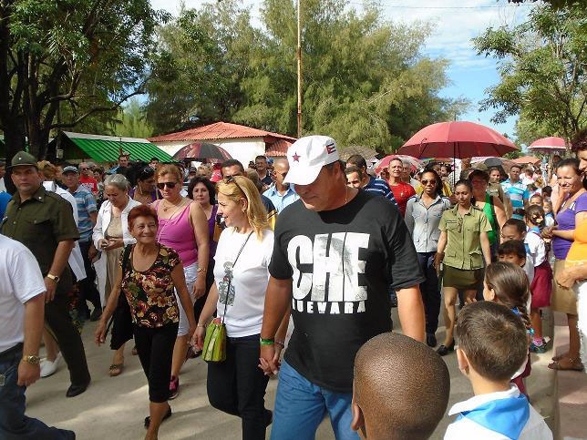 Recientemente, el municipio de Báguanos se vistió de júbilo por la presencia del Héroe de la República de Cuba, Ramón Labañino Salazar, acompañado de su esposa Elizabeth, y una decena de amigos representantes de diferentes Comités de Solidaridad con el mundo. Desarrollado en el municipio Báguano, el 02 de noviembre de 2015. UHO FOTO/Yosvanys González Murillo