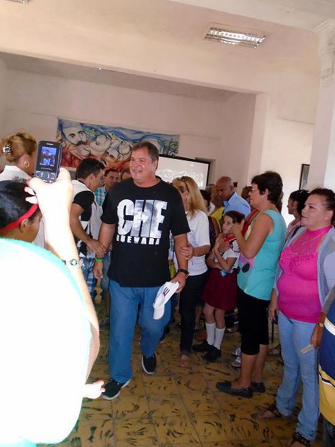 Recientemente, el municipio de Báguanos se vistió de júbilo por la presencia del Héroe de la República de Cuba, Ramón Labañino Salazar, acompañado de su esposa Elizabeth, y una decena de amigos representantes de diferentes Comités de Solidaridad con el mundo. Desarrollado en el municipio Báguano, el 02 de noviembre de 2015. UHO FOTO/Yosvanys González Murillo