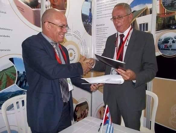 El Dr.C. Reynaldo Velázquez Zaldívar, Rector de la Universidad de Holguín, establece acuerdos de cooperación con autoridades de la Universidad de Lubango en Angola. Palacio de Convenciones, 18 de febrero de 2016. UHO FOTO/Yudith Rojas Tamayo.