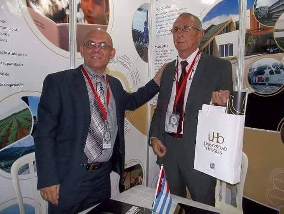 El Dr.C. Reynaldo Velázquez Zaldívar, Rector de la Universidad de Holguín, establece acuerdos de cooperación con autoridades de la la Universidad de Lubango en Angola. Palacio de Convenciones, 18 de febrero de 2016. UHO FOTO/Yudith Rojas Tamayo.