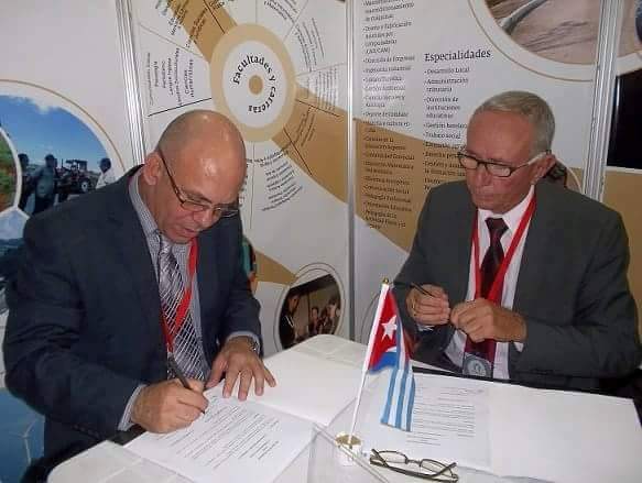 El Dr.C. Reynaldo Velázquez Zaldívar, Rector de la Universidad de Holguín, establece acuerdos de cooperación con autoridades de la la Universidad de Lubango en Angola. Palacio de Convenciones, 18 de febrero de 2016. UHO FOTO/Yudith Rojas Tamayo.