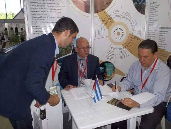 El Dr.C. Reynaldo Velázquez Zaldívar, Rector de la Universidad de Holguín, establece acuerdos de cooperación con autoridades de la Universidad TEC Tampico, de México. Palacio de Convenciones, 18 de febrero de 2016. UHO FOTO/Yudith Rojas Tamayo.