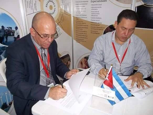 El Dr.C. Reynaldo Velázquez Zaldívar, Rector de la Universidad de Holguín, establece acuerdos de cooperación con autoridades de la Universidad TEC Tampico, de México. Palacio de Convenciones, 18 de febrero de 2016. UHO FOTO/Yudith Rojas Tamayo.