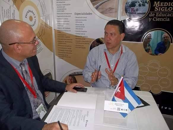 El Dr.C. Reynaldo Velázquez Zaldívar, Rector de la Universidad de Holguín, establece acuerdos de cooperación con autoridades de la Universidad TEC Tampico, de México. Palacio de Convenciones, 18 de febrero de 2016. UHO FOTO/Yudith Rojas Tamayo.