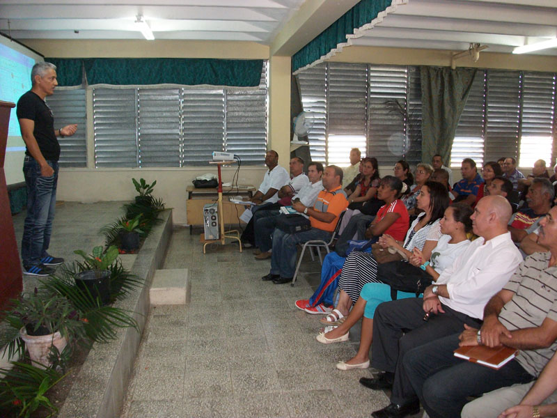 Osvaldo Álvarez Miranda presenta su libro "Tai chi chuan. Beneficios de su práctica". Acto por aniversario del INDER, efectuado en la Facultad de Cultura Física de la Universidad de Holguín, el 23 de febrero de 2016. UHO FOTO/Luis Ernesto Ruiz Martínez.