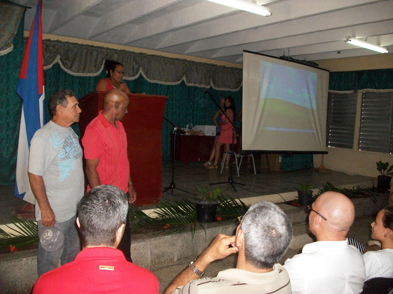 Miguel Ortuño Reyes y Arquímides Casado Pérez, ambos jubilados, reciben el reconocimiento de sus compañeros de trabajo. Acto por aniversario 55 del INDER, efectuado en la Facultad de Cultura Física de la Universidad de Holguín, el 23 de febrero de 2016. UHO FOTO/Luis Ernesto Ruiz Martínez.
