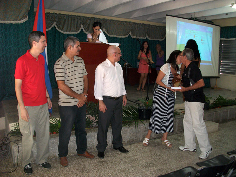 Jorge Luis Santos, de la Universidad de Ciencias Médicas, recibe Reconocimiento por más de 40 años por su activa labor en el desarrollo de la cultura física, el deporte y la recreación. Acto por aniversario 55 del INDER, efectuado en la Facultad de Cultura Física de la Universidad de Holguín, el 23 de febrero de 2016. UHO FOTO/Luis Ernesto Ruiz Martínez.