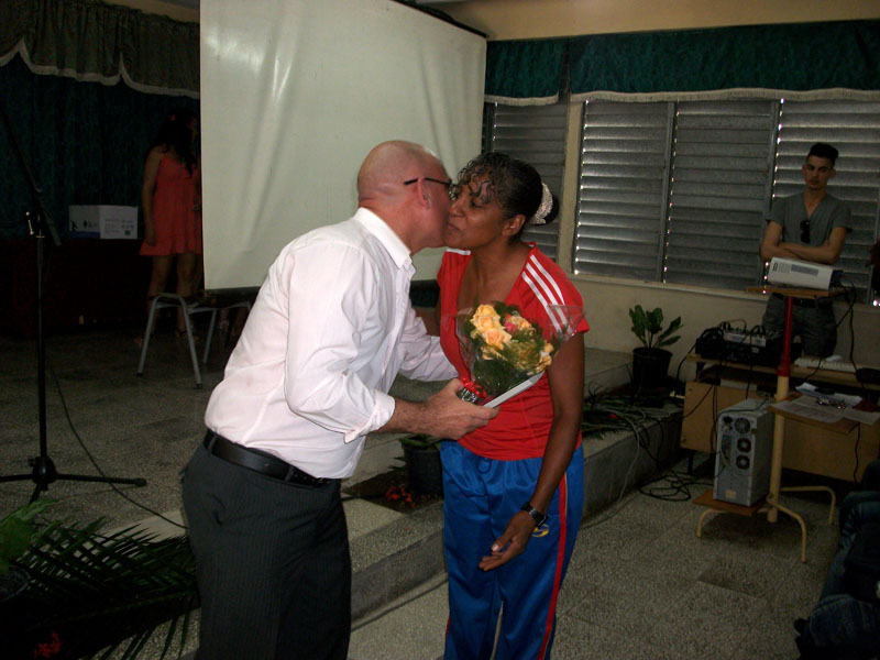 El Dr.C. Reynaldo Velázquez Zaldívar, rector de la Universidad de Holguín, entrega el reconocimiento a Urbia de los Milagros Meléndez, subcampeona olímpica y Gloria del Deporte. Acto por aniversario 55 del INDER, efectuado en la Facultad de Cultura Física de la Universidad de Holguín, el 23 de febrero de 2016. UHO FOTO/Luis Ernesto Ruiz Martínez.