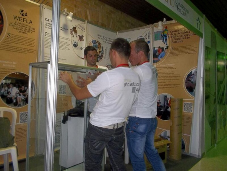 Últimos detalles al stand de la Universidad de Holguín en el Congreso Internacional Universidad 2016.