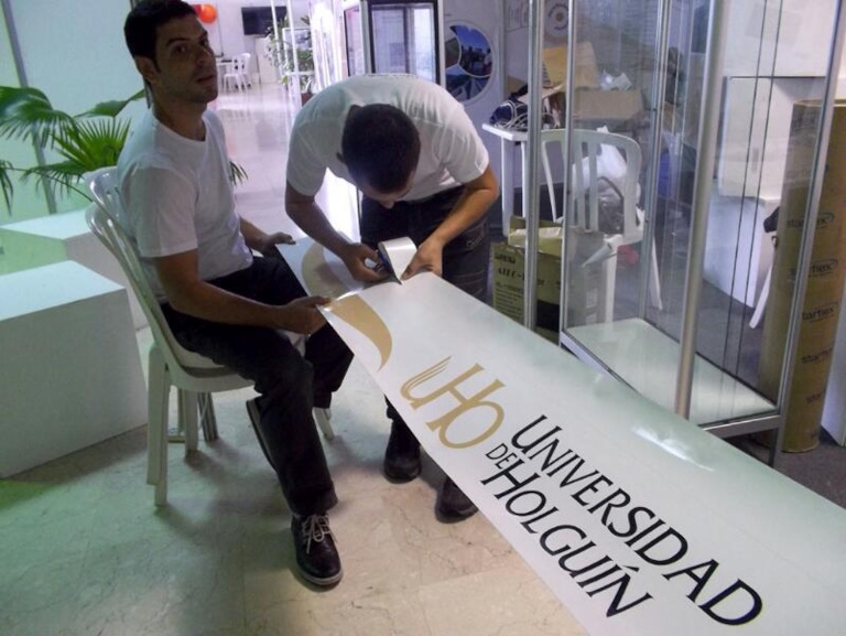 Últimos detalles al stand de la Universidad de Holguín en el Congreso Internacional Universidad 2016.