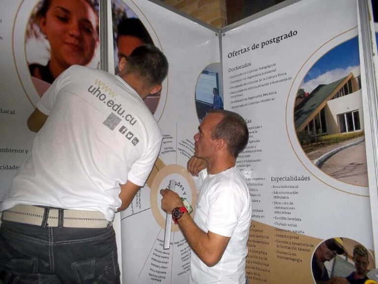 Últimos detalles al stand de la Universidad de Holguín en el Congreso Internacional Universidad 2016.