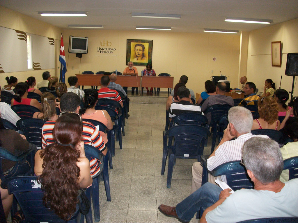Intercambio de Andrés Goméz, Director de la Revista Areito y Coordinador de la Brigada Antonio Maceo en Estados Unidos, con estudiantes y trabajadores de la Universidad de Holguín. Desarrollado en la Sede Celia Sánchez Manduley el 25 de abril de 2016. UHO FOTO/Luis Ernesto Ruiz Martínez.