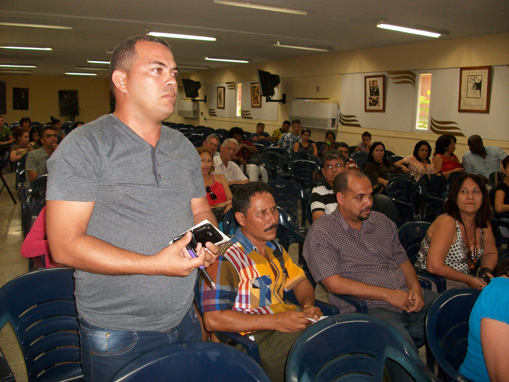 Intercambio de Andrés Goméz, Director de la Revista Areito y Coordinador de la Brigada Antonio Maceo en Estados Unidos, con estudiantes y trabajadores de la Universidad de Holguín. Desarrollado en la Sede Celia Sánchez Manduley el 25 de abril de 2016. UHO FOTO/Luis Ernesto Ruiz Martínez.