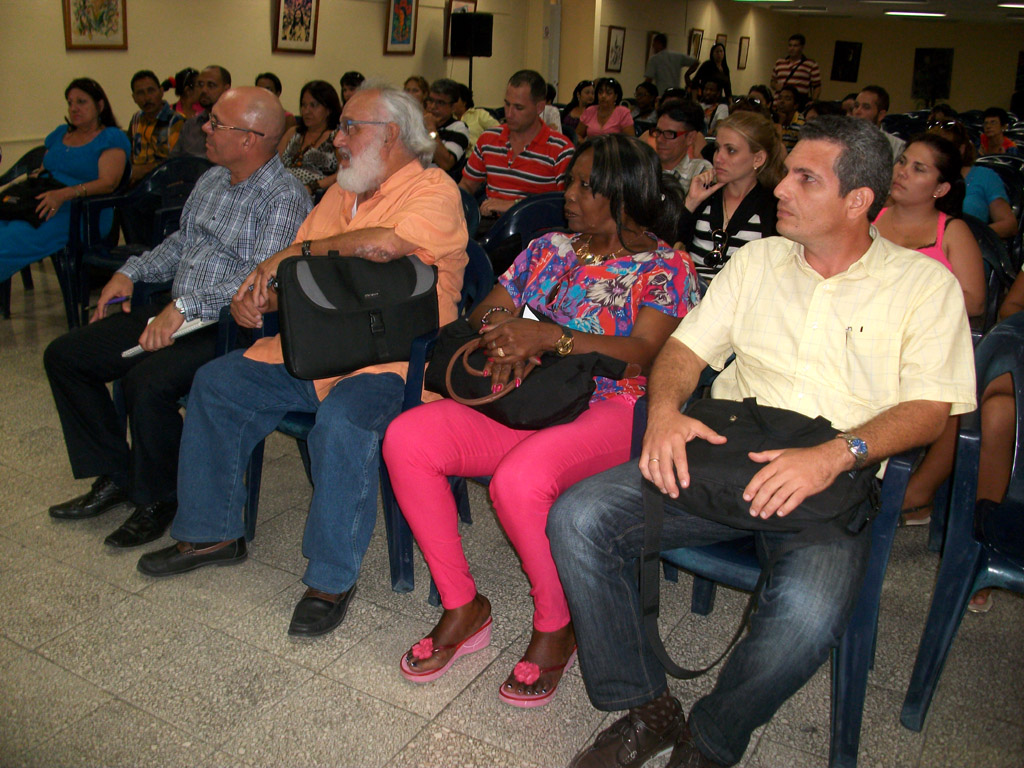 Intercambio de Andrés Goméz, Director de la Revista Areito y Coordinador de la Brigada Antonio Maceo en Estados Unidos, con estudiantes y trabajadores de la Universidad de Holguín. Desarrollado en la Sede Celia Sánchez Manduley el 25 de abril de 2016. UHO FOTO/Luis Ernesto Ruiz Martínez.