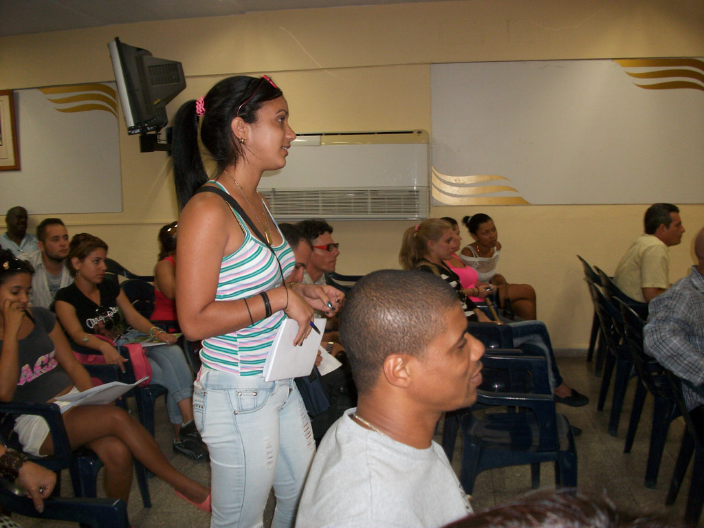 Intercambio de Andrés Goméz, Director de la Revista Areito y Coordinador de la Brigada Antonio Maceo en Estados Unidos, con estudiantes y trabajadores de la Universidad de Holguín. Desarrollado en la Sede Celia Sánchez Manduley el 25 de abril de 2016. UHO FOTO/Luis Ernesto Ruiz Martínez.