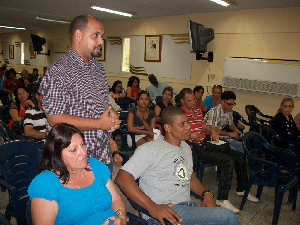 Intercambio de Andrés Goméz, Director de la Revista Areito y Coordinador de la Brigada Antonio Maceo en Estados Unidos, con estudiantes y trabajadores de la Universidad de Holguín. Desarrollado en la Sede Celia Sánchez Manduley el 25 de abril de 2016. UHO FOTO/Luis Ernesto Ruiz Martínez.