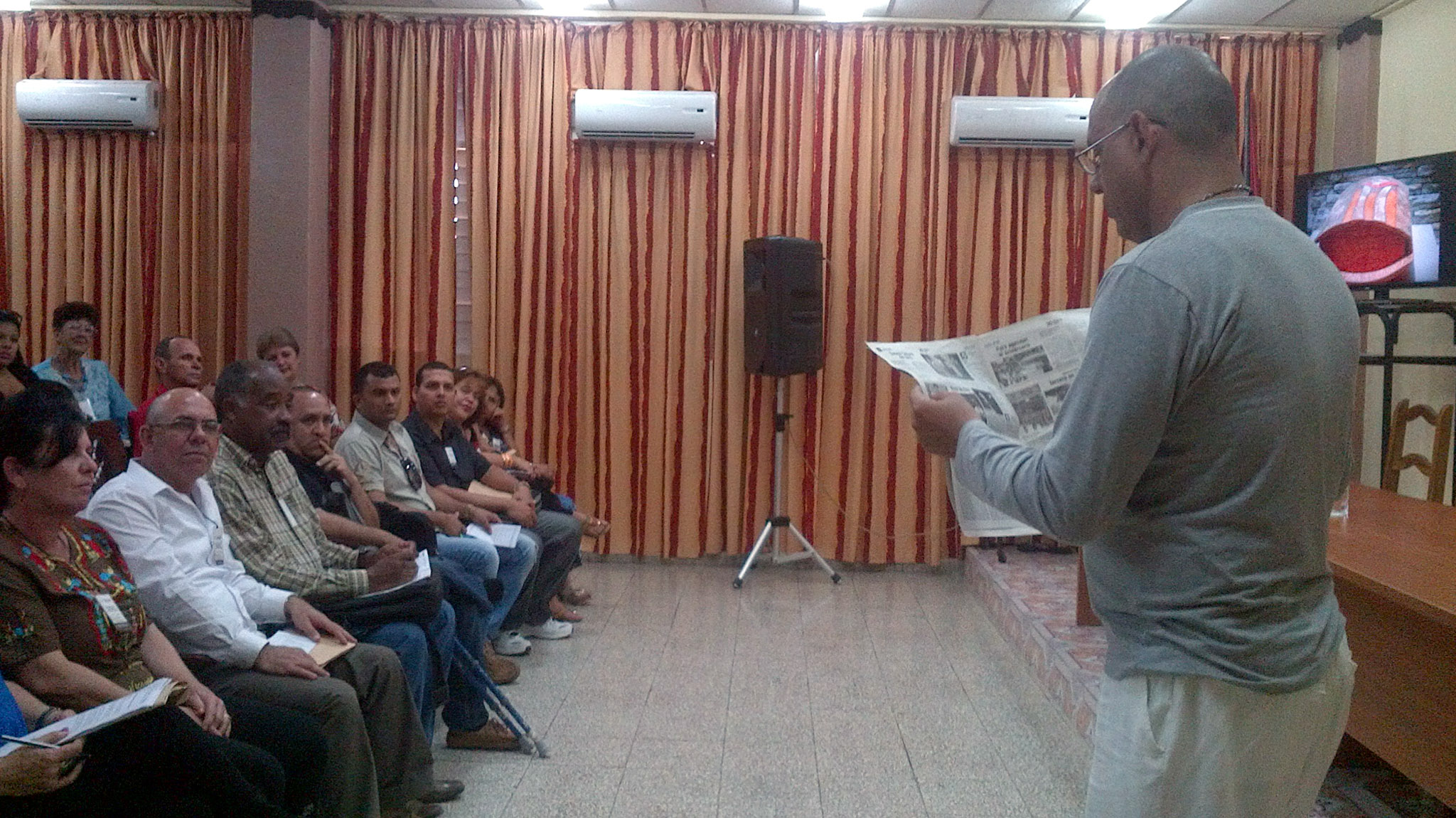 El Lic. Eduardo Puentes interviene en la apertura para exponer el reflejo que tuvo en la prensa holguinera la selección dela visita del Papa como suceso cultural del 2015. UHO FOTO/Yudith Rojas Tamayo.