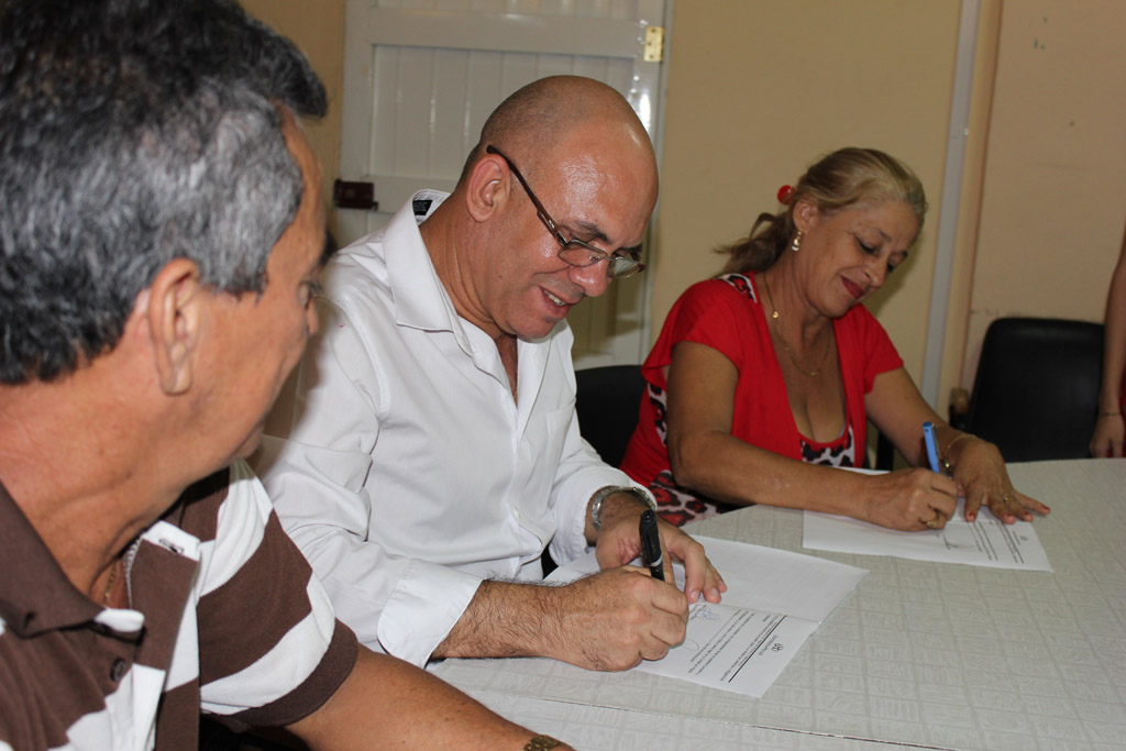 Firma de Convenio de Trabajo entre la Universidad de Holguín, el Instituto Preuniversitario Vocacional de Ciencias Exactas y la Escuela Pedagógica. Efectuado en la Sede José de la Luz y Caballero el 21 de abril de 2016. UHO FOTO/Juan Pablo Aguilera.