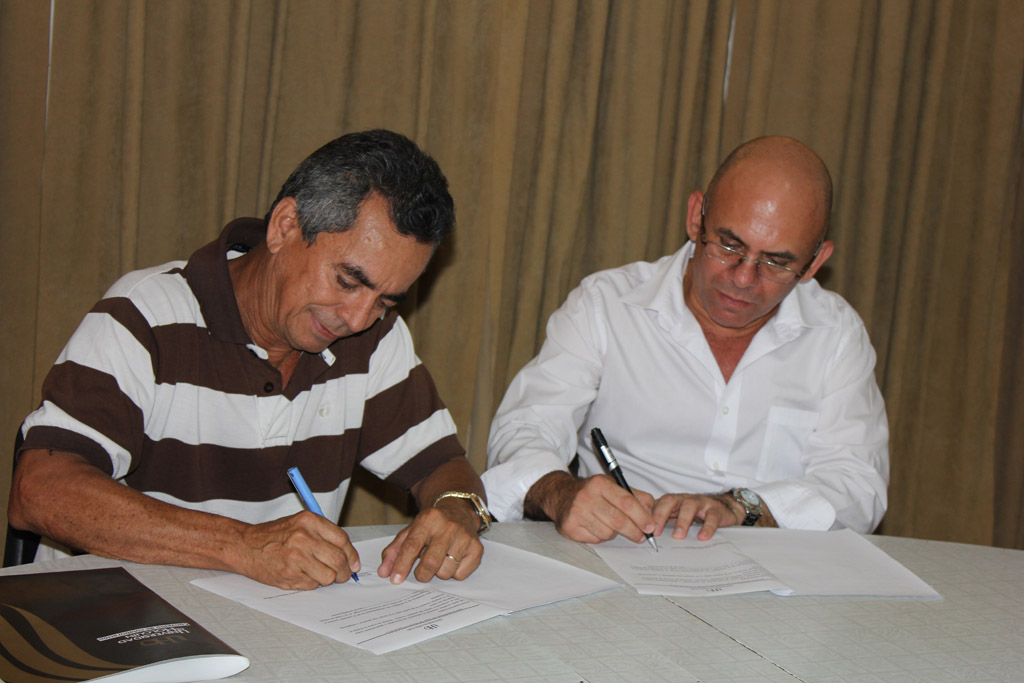 Firma de Convenio de Trabajo entre la Universidad de Holguín, el Instituto Preuniversitario Vocacional de Ciencias Exactas y la Escuela Pedagógica. Efectuado en la Sede José de la Luz y Caballero el 21 de abril de 2016. UHO FOTO/Juan Pablo Aguilera.