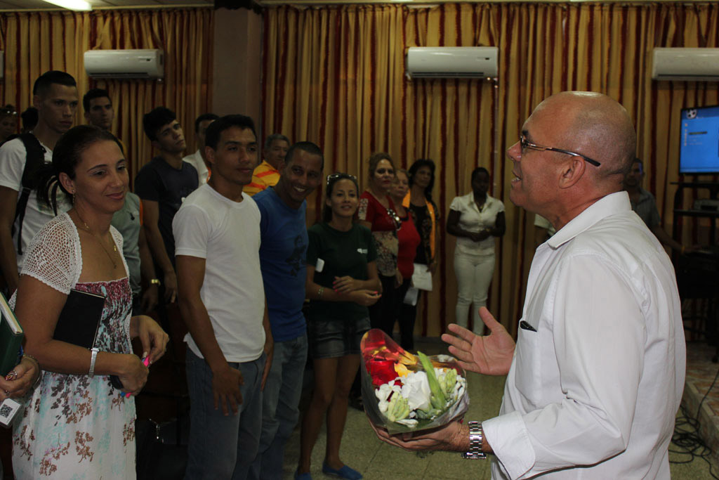 Reconocimiento a la Dr.C. Anabel Naranjo Paz por su elección como miembro del Comité Central del PCC. Activo de alumnos ayudantes de la Universidad de Holguín. Desarrollado en la Sede José de la Luz y Caballero el 21 de abril de 2016. UHO FOTO/Juan Pablo Aguilera Torralbas.