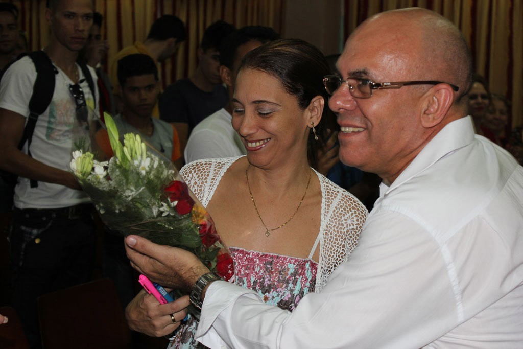 Reconocimiento a la Dr.C. Anabel Naranjo Paz por su elección como miembro del Comité Central del PCC. Activo de alumnos ayudantes de la Universidad de Holguín. Desarrollado en la Sede José de la Luz y Caballero el 21 de abril de 2016. UHO FOTO/Juan Pablo Aguilera Torralbas.