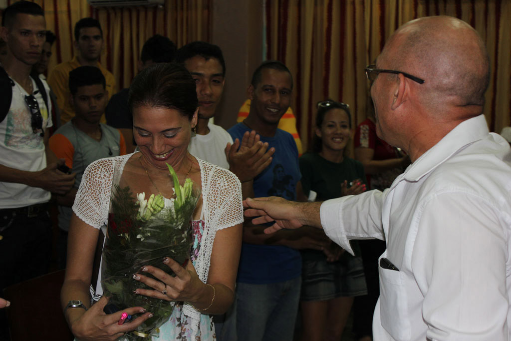 Reconocimiento a la Dr.C. Anabel Naranjo Paz por su elección como miembro del Comité Central del PCC. Activo de alumnos ayudantes de la Universidad de Holguín. Desarrollado en la Sede José de la Luz y Caballero el 21 de abril de 2016. UHO FOTO/Juan Pablo Aguilera Torralbas.