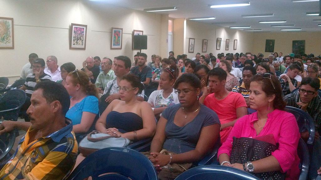 Como parte de las actividades del décimo segundo Congreso Nacional de Historia, que por estos días sesiona en la provincia de Holguín, el investigador y Dr.C Jorge Ibarra Cuestas, destacado historiador cubano, compartió con los estudiantes y profesores universitarios. Desarrollado en la Sede "Celia Sánchez Manduley" el 25 de abril de 2016. UHO FOTO/Yudith Rojas Tamayo