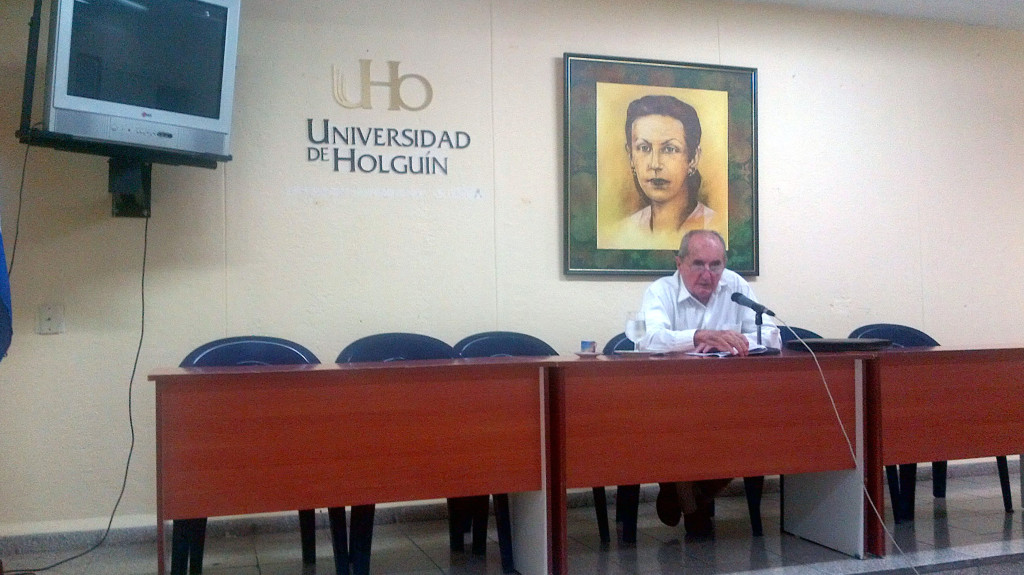 Como parte de las actividades del décimo segundo Congreso Nacional de Historia, que por estos días sesiona en la provincia de Holguín, el investigador y Dr.C Jorge Ibarra Cuestas, destacado historiador cubano, compartió con los estudiantes y profesores universitarios. Desarrollado en la Sede "Celia Sánchez Manduley" el 25 de abril de 2016. UHO FOTO/Yudith Rojas Tamayo