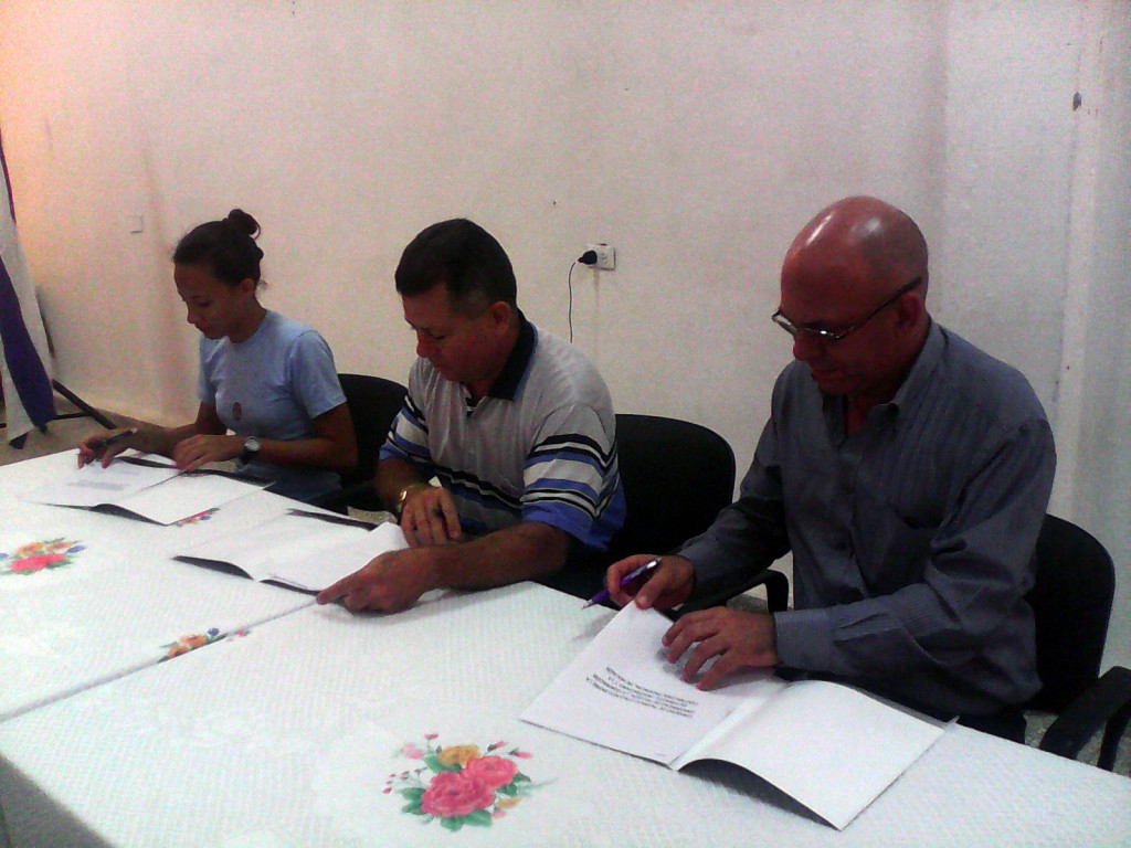 Firma de convenio entre la Contraloría Provincial, la Federación Estudiantil Universitaria (FEU) y la Universidad de Holguín. Desarrollado en la sede Oscar Lucero Moya, el 13 de mayo de 2016. Foto: Yudith Rojas Tamayo.