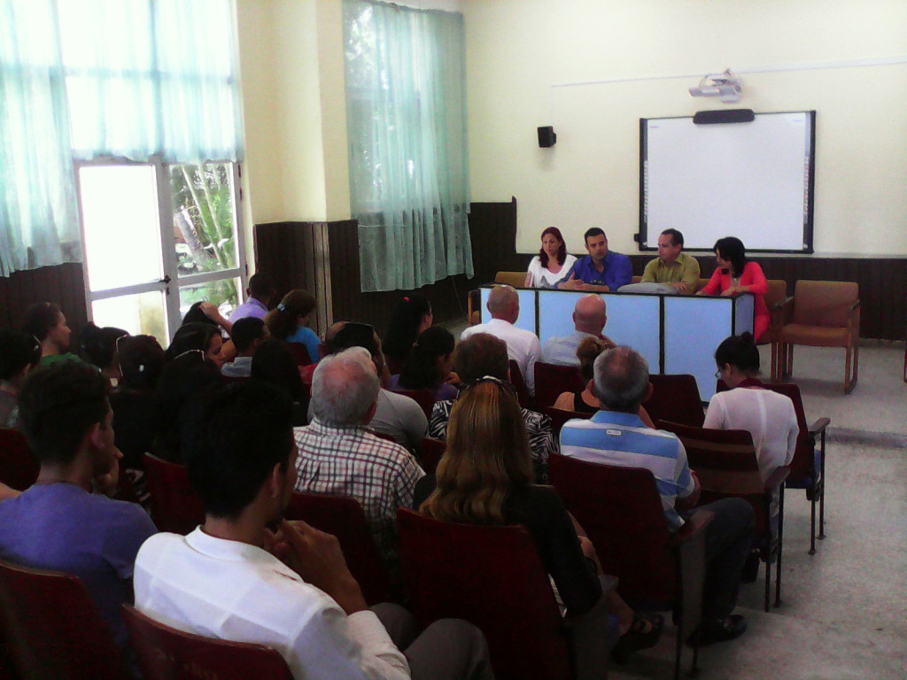 Con una felicitación especial, culminó este viernes el proceso de acreditación a la carrera de Ingeniería Industrial. Desarrollado en la sede OscarLucero Moya, el 27 de mayo de 2016. UHO FOTO/Yudith Rojas Tamayo