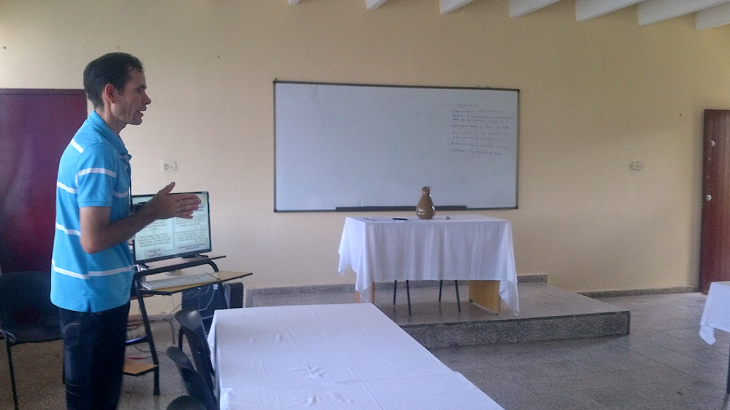 El Dr.C Jorge Luis Mateo Sánchez dirigió su mirada a "Las competencias profesionales para la educación del tiempo libre", como parte de la primera jornada del VII Taller Internacional "Músculo del cuerpo, músculo del alma". Desarrollado en la sede Manuel Fajardo, el 25 de mayo de 2016. Foto: Yudith Rojas Tamayo