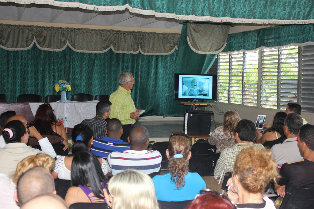 Intervenciones de los participantes de la comisión 4 dedicada a la hidroterapia en el proceso de rehabilitación de enfermedades y lesiones. Desarrollado en la sede Manuel Fajardo, el 25 de mayo de 2016. Foto: Juan Pablo Aguilera Torralbas