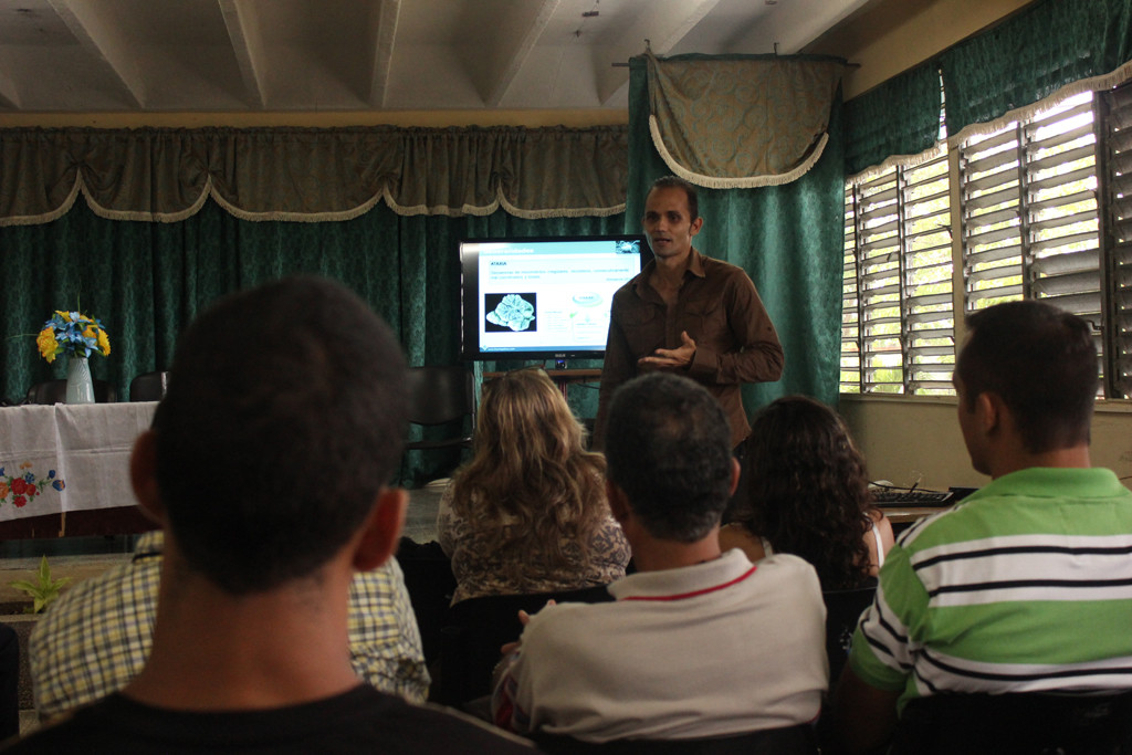 El destacado investigador holguinero, Dr.C Roberto Rodríguez fue invitado al evento para analizar la Ataxia Espinocerebelosa tipo 2: generalidades y potencialidades terapéuticas . Desarrollado en la sede Manuel Fajardo, el 25 de mayo de 2016. Foto:Juan Pablo Aguilera Torralbas