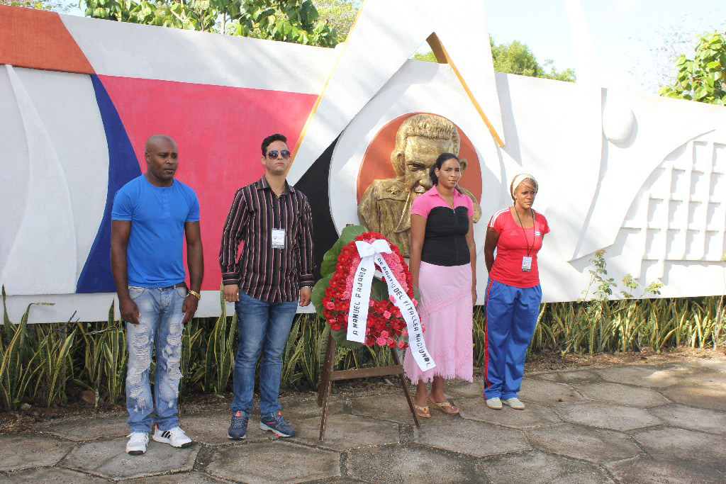 Mario Kindelán, Urbia de los Milagros Melendez, Yailidis Carrión y Juan Miguel Rodríguez luego de depositar la ofrenda floral a Manuel Piti Fajardo en apertura del VII Taller Internacional "Músculos del cuerpo, músculos del alma". Desarrollado en la Sede Manuel Fajardo de la Universidad de Holguín. UHO FOTO/Torralbas.