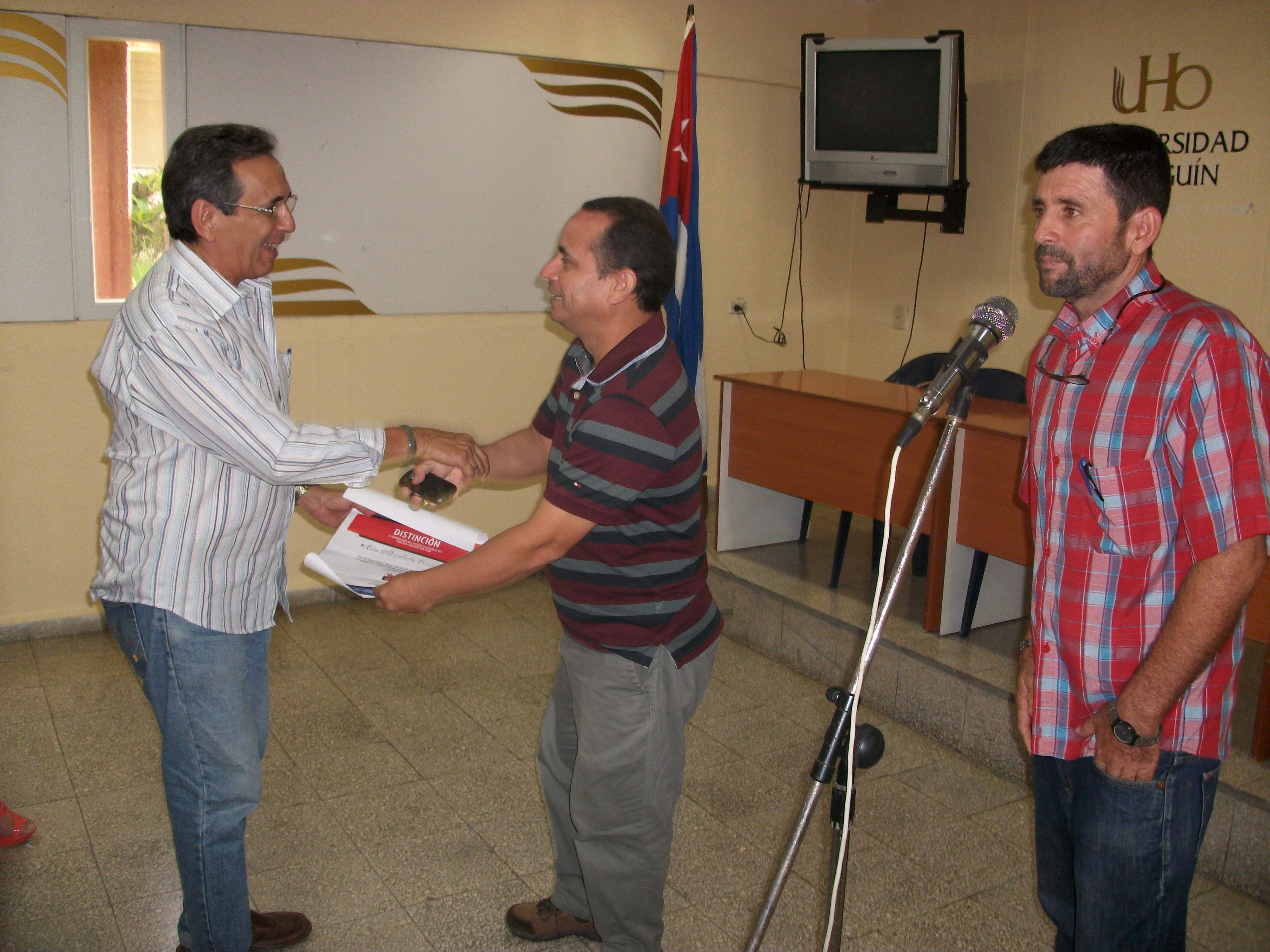 El Dr.C. Miguel Cruz Ramírez, Vicerrector de Investigaciones, entrega el reconocimiento al Dr.C. Luis Orlando Aguilera García. I Taller sobre trabajo político e ideológico en la Universidad de Holguín. Efectuado el 25 de mayo de 2016 en la Sede Celia Sánchez Manduley. UHO FOTO/Luis Ernesto Ruiz Martínez.