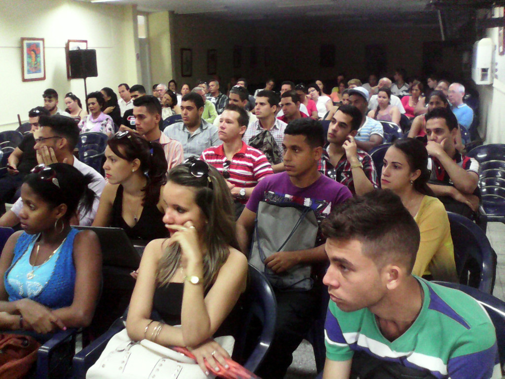 La vanguardia de la ciencia joven se reúne en la sede Celia Sánchez Manduley con el propósito de presentar sus ponencias en la primera Jornada Científica Estudiantil que se organiza en la Universidad de Holguín como institución integrada. Desarrollado en la sede Celia Sánchez Manduley, el 12 de mayo de 2016-UHO/Foto: Yudith Rojas Tamayo