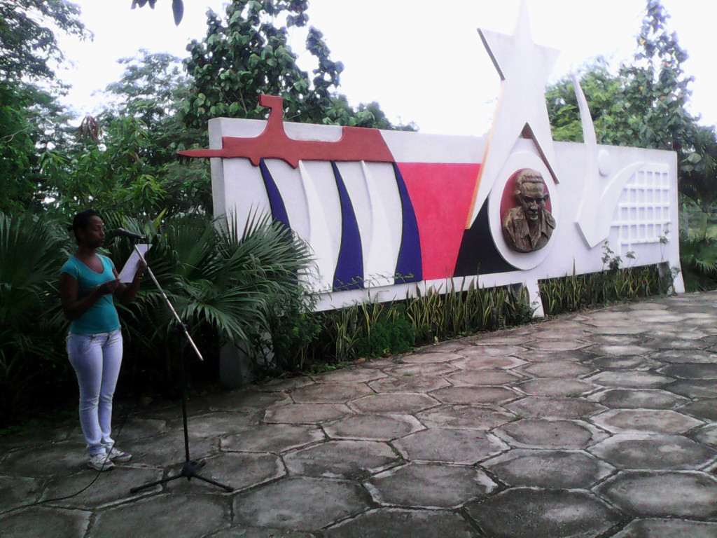 Profesores, estudiantes y trabajadores de la Facultad de Cultura Física Manuel Fajardo, de la Universidad de Holguín rindió homenaje a Maceo y Che, dos grandes de nuestra historia. Desarrollado en Sede "Manuel Fajardo", el 14 de junio de 2016. UHO FOTO/Yudith Rojas Tamayo