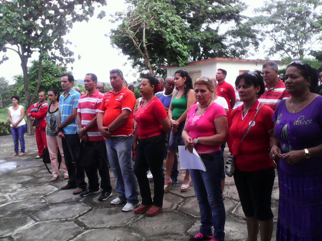 Profesores, estudiantes y trabajadores de la Facultad de Cultura Física Manuel Fajardo, de la Universidad de Holguín rindió homenaje a Maceo y Che, dos grandes de nuestra historia . Desarrollado en Sede "Manuel Fajardo", el 14 de junio de 2016. UHO FOTO/Yudith Rojas Tamayo