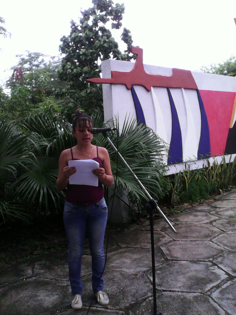 Profesores, estudiantes y trabajadores de la Facultad de Cultura Física Manuel Fajardo, de la Universidad de Holguín rindió homenaje a Maceo y Che, dos grandes de nuestra historia . Desarrollado en Sede "Manuel Fajardo", el 14 de junio de 2016. UHO FOTO/Yudith Rojas Tamayo