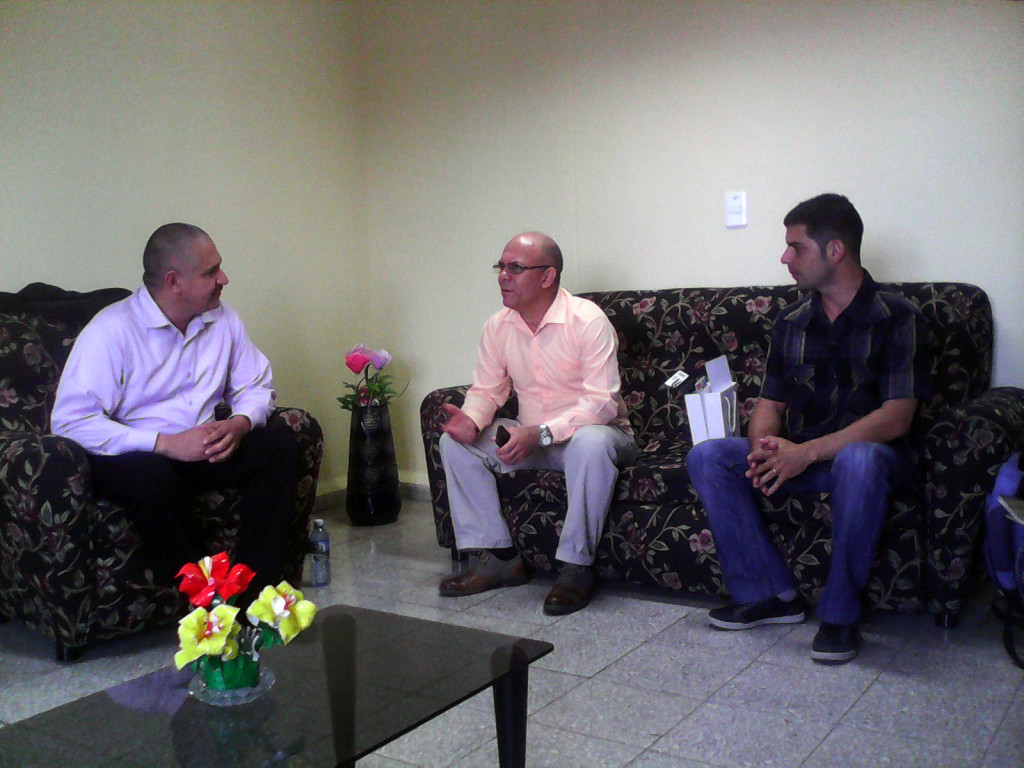 El Dr.C Reynaldo Velázquez Zaldívar, rector de la Universidad de Holguín recibió al Dr. Alfonso Vega López con una breve caracterización del centro. Desarrollado en la Sede "Celia Sánchez Manduley" el 31 de mayo de 2016. UHO FOTO/Yudith Rojas Tamayo