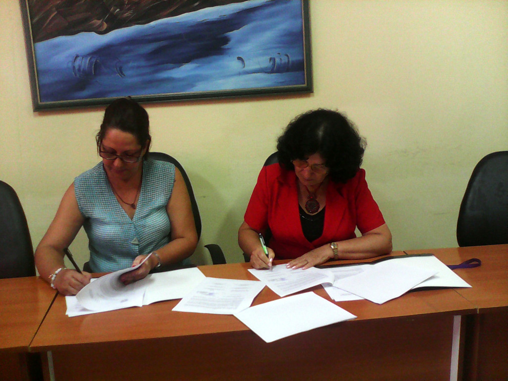 Partes asociadas al convenio estampan su firma. En la foto: MSc. Magalys Álvarez Alondo, decana de la Facultad de Ciencias Humanísticas y Dra.C Vilma Páez Pérez, presidenta de la Cátedra de Estudios Canadienses. Desarrollado en la Sede "Celia Sánchez Manduley" el 31 de mayo de 2016. UHO FOTO/Yudith Rojas Tamayo